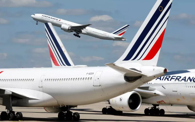 Aerolíneas francesas devuelven sobrecostes tras cancelación del impuesto de solidaridad