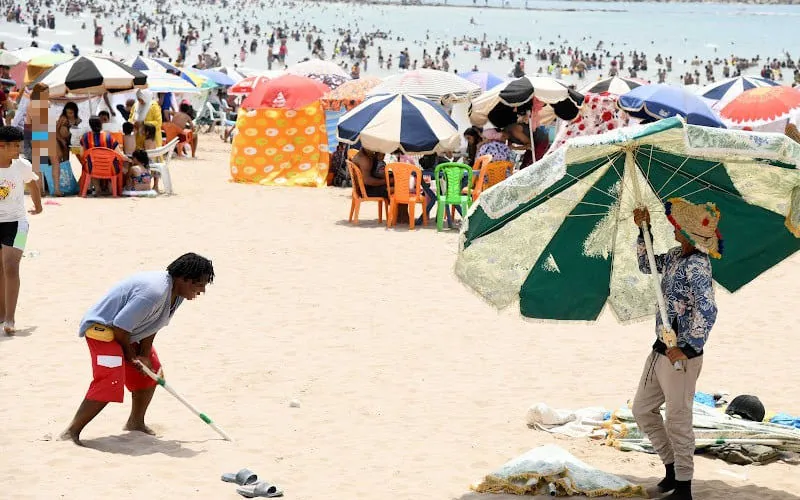 Al Hoceima : Operación de limpieza en playas desata polémica y apoyo turístico