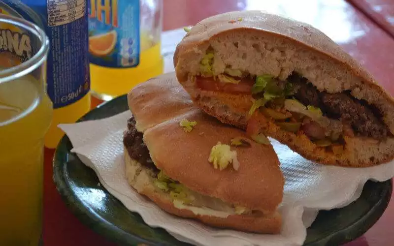Alarma en Marrakech : Familia británica hospitalizada por intoxicación en restaurante local