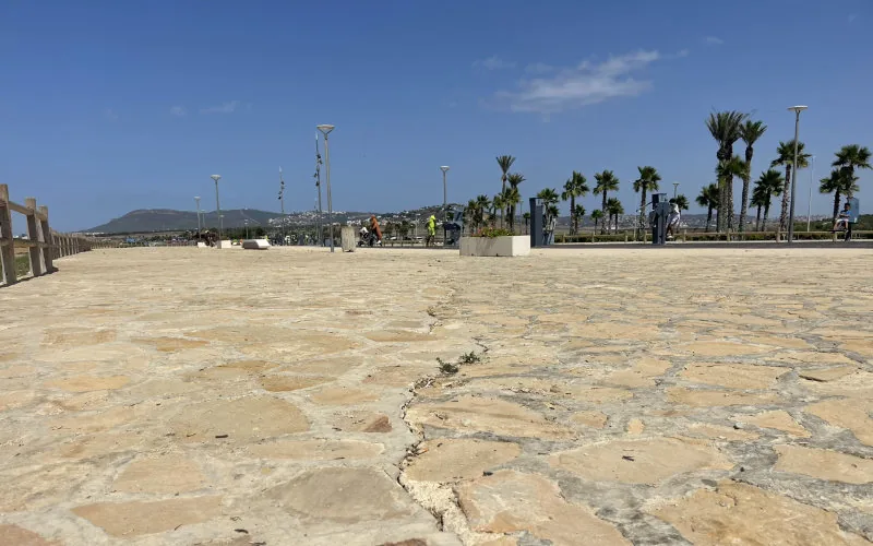 Alarma en Tánger : La millonaria cornisa de Gueznaia se agrieta un año después de su construcción