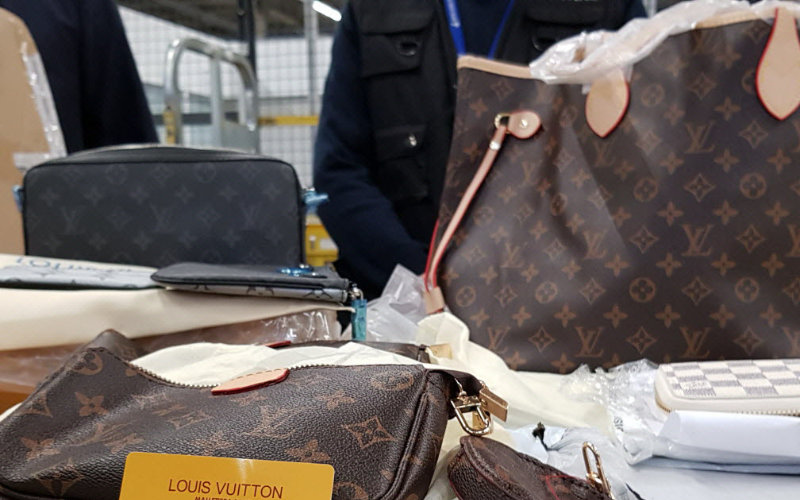 Alerta en aduanas : Turistas españoles se arriesgan a multas por comprar falsificaciones en Marruecos