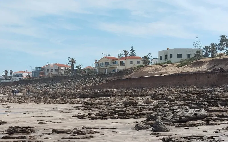 Alerta en Mohammedia : Erosión costera amenaza lujosas villas y el ecosistema playero