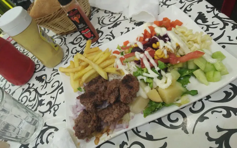 Alerta sanitaria en M'diq-Fnideq : Cierran locales de comida rápida por incumplir normas de higiene