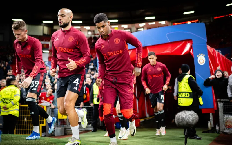 Amrabat fuera de posición : El United cae ante Galatasaray en noche de pesadilla