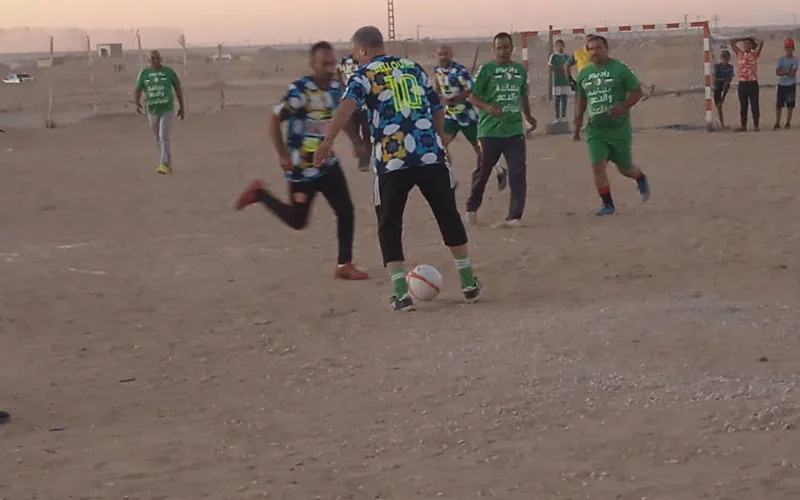 Argelia desafía a Marruecos : Leyendas del fútbol juegan en Tindouf por el Polisario