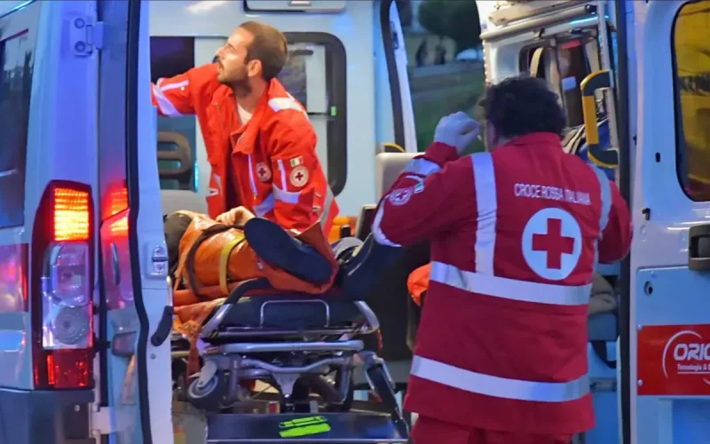 Arrojado de su motocicleta y luego apaleado : seis hombres atacan a un marroquí en Italia