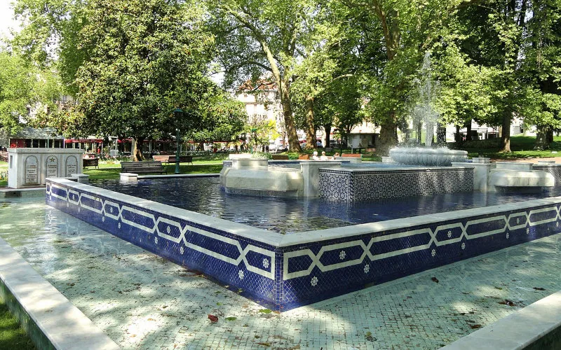 Artesanos marroquíes reviven símbolo histórico : La fuente de Aix-les-Bains renace