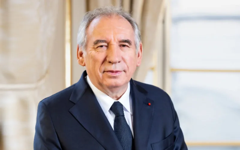 Asesinato en mezquita francesa : Bayrou defiende uso del término "islamofobia" ante polémica nacional