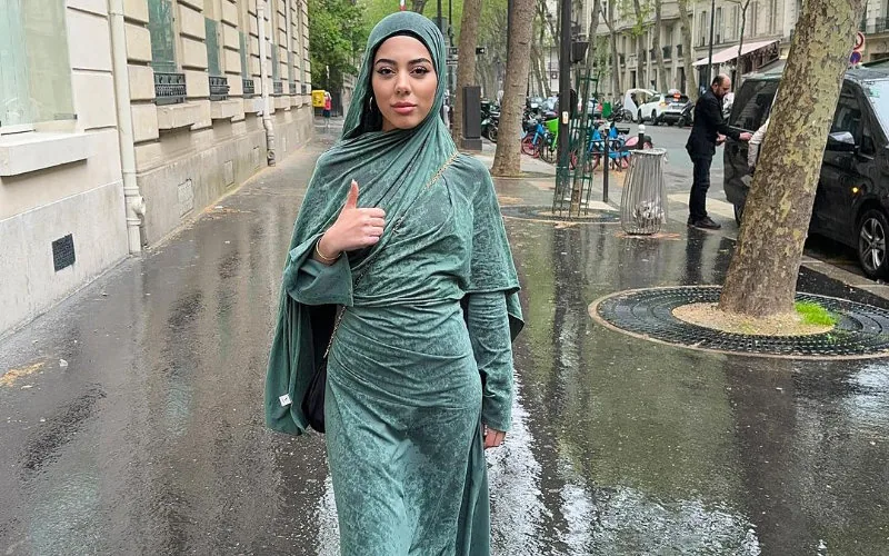 Ataque xenófobo en París : Influencer marroquí escupida cerca de la Torre Eiffel