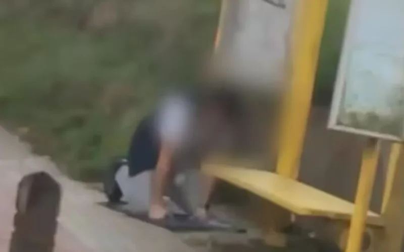 Bélgica : un conductor de autobús suspendido después de ser filmado rezando