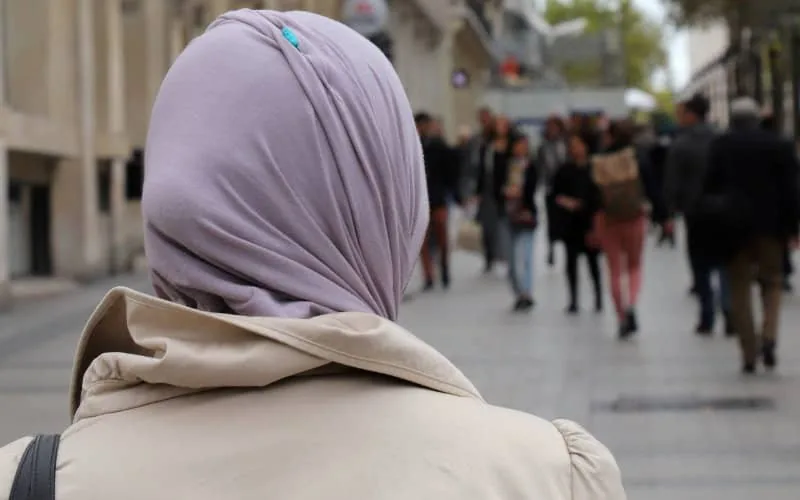 Brutal agresión a mujer con velo en Reims desata polémica sobre islamofobia en Francia