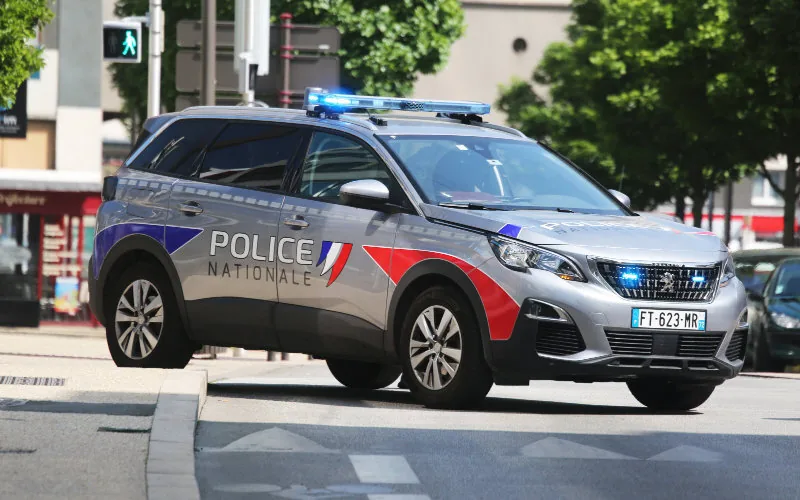 Brutal ataque en Savigny-sur-Orge : Inmigrante con antecedentes intenta asesinar a mujer