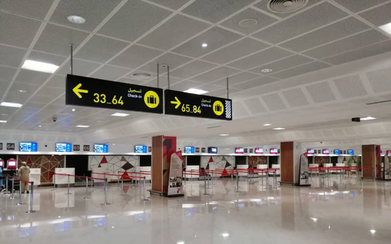 Caos en los aeropuertos marroquíes : Falsos maleteros acosan y estafan a turistas