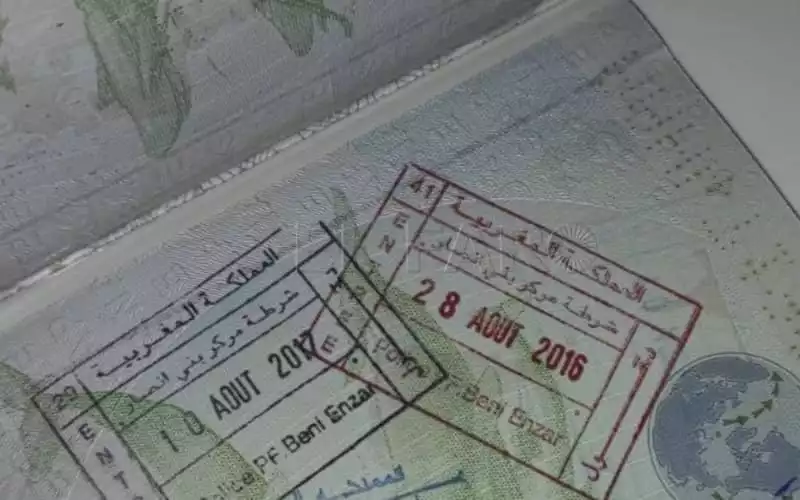 Caos en aeropuertos marroquíes : Sellos aleatorios agotan pasaportes y enfurecen a viajeros