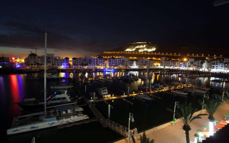 Caos en Agadir : Violenta pelea familiar estalla en restaurante turístico de la Marina