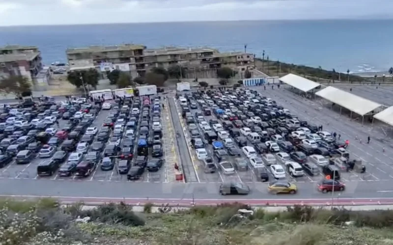 Caos en Ceuta : Miles de marroquíes atrapados en atascos kilométricos rumbo a Marruecos