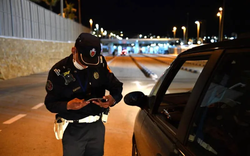 Caos fronterizo en Ceuta : Motociclistas denuncian retrasos y negativas de sellado por agentes marroquíes