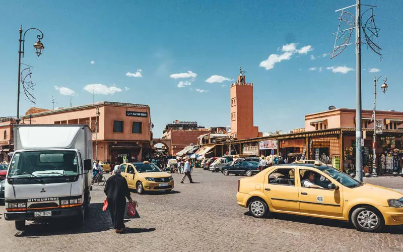 Caos en Marrakech : Taxis descontrolados amenazan el turismo de la ciudad roja