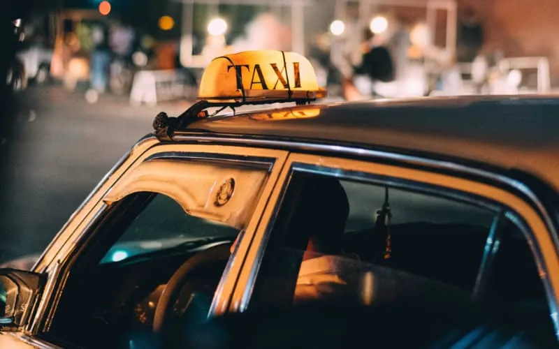 Caos en Marrakech : Taxis disparan precios y viajeros estallan en protesta
