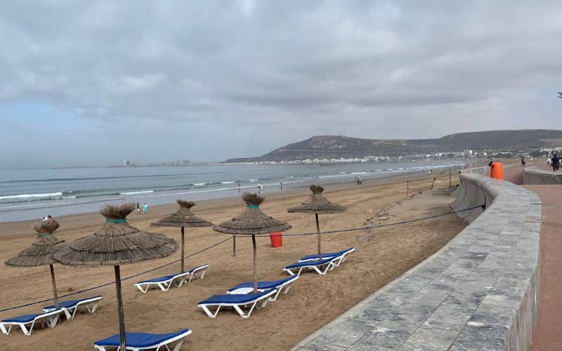 Caos en las playas de Agadir : Ocupación ilegal y explotación anárquica desafían a las autoridades