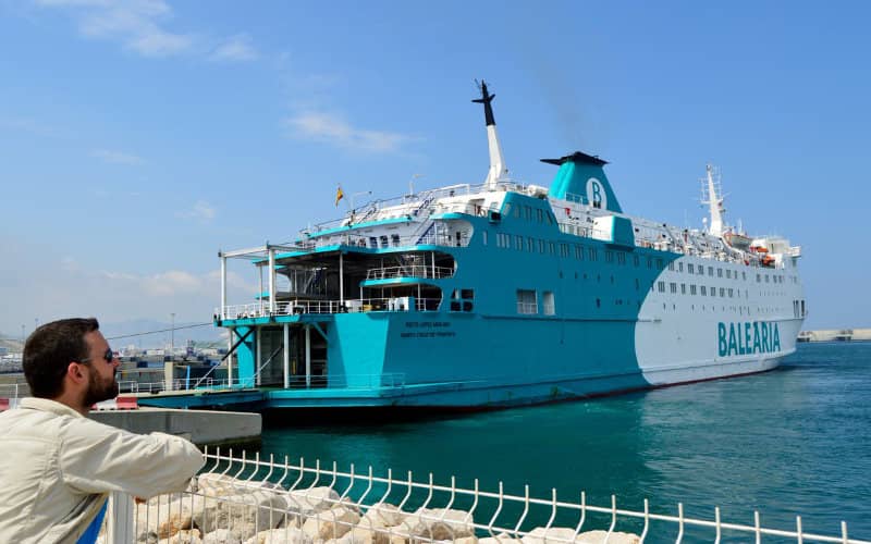 Caos en Tarifa : Retraso masivo del ferry a Tánger desata furia de pasajeros bajo sol abrasador