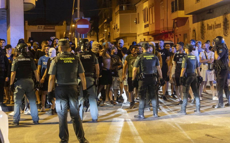 Caos en Torre Pacheco : Violentos enfrentamientos entre policía y marroquíes desatan protestas