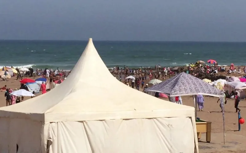 Casablanca alerta : Playas libres y gratuitas, denuncia ocupación ilegal de parasoles