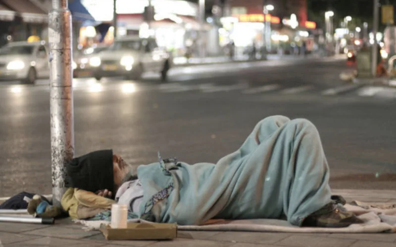 Casablanca en crisis : El aumento de personas sin hogar desafía a las autoridades marroquíes