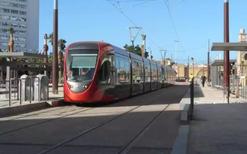 Casablanca eleva tarifa del tranvía : Impacto en usuarios y presupuesto municipal