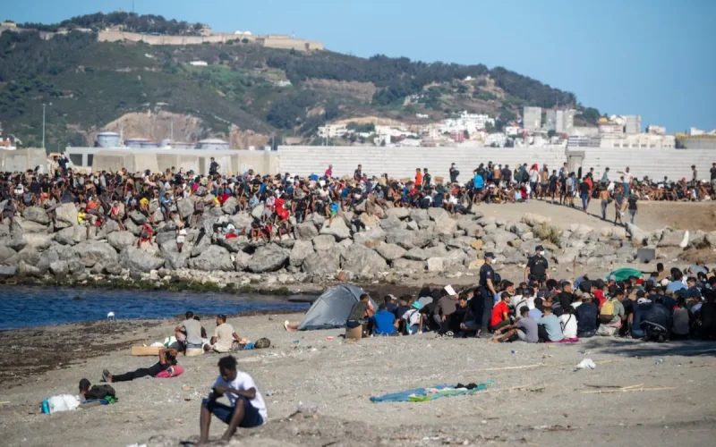 El CNI había detectado a 2.000 personas cerca de Ceuta ; finalmente, 72.000 cruzaron la frontera