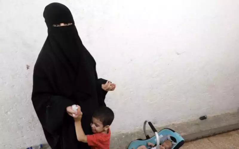 Condenan a ex esposa de yihadista por llevar a sus hijos a zona de guerra en Siria