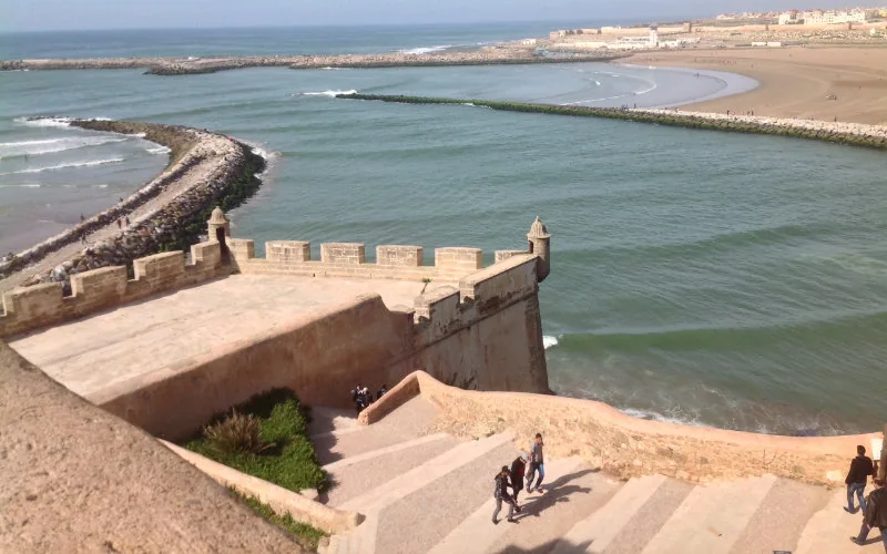 Condenan a seis años de cárcel a dos hombres por violar a turista en playa de Rabat