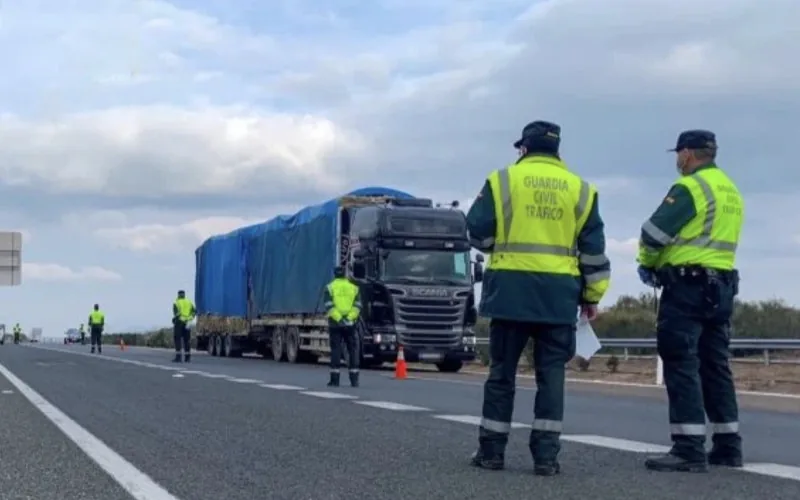 Conductor marroquí se enfrenta a multa de 5.000€ por 20 horas al volante en España