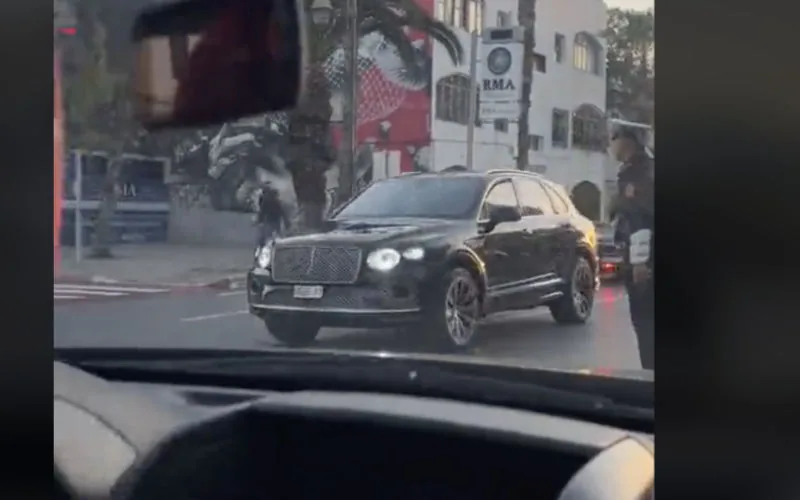 El cortejo real de Marruecos sorprende al detenerse por un peatón en Rabat