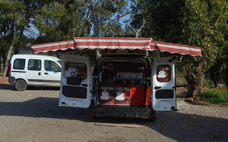Crisis en la hostelería marroquí : Cafeterías tradicionales enfrentan competencia callejera