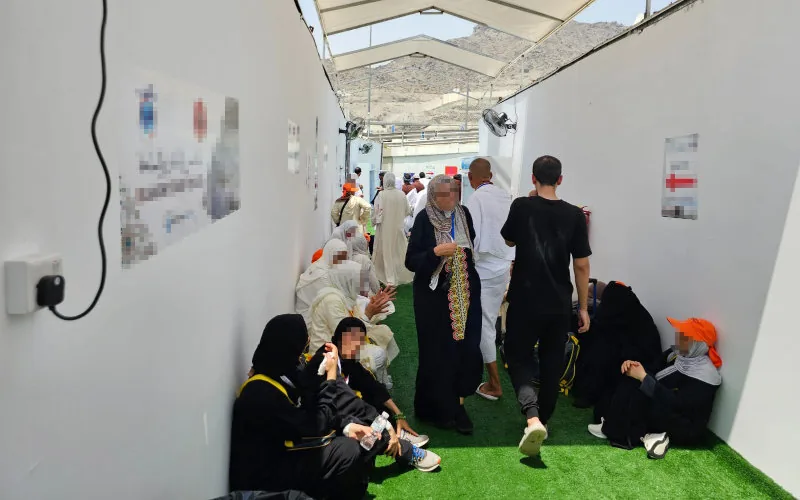 Crisis en La Meca : Peregrinos marroquíes duermen al raso durante el Hajj