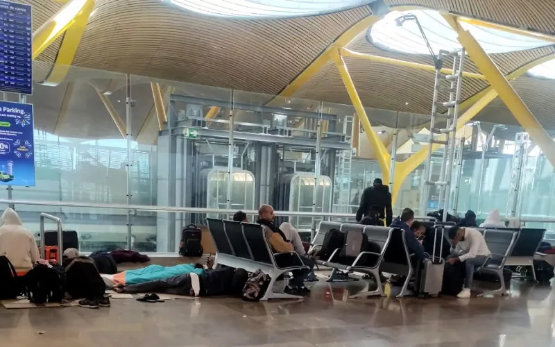 Crisis migratoria en Barajas : Cientos de africanos solicitan asilo durante escalas