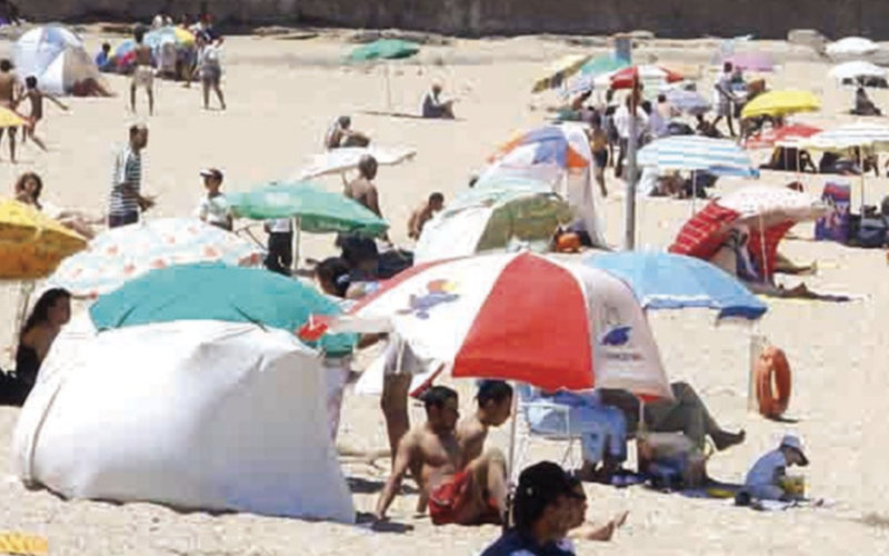 Cruzada contra la "mafia de las sombrillas" : Consumidores exigen liberar playas marroquíes