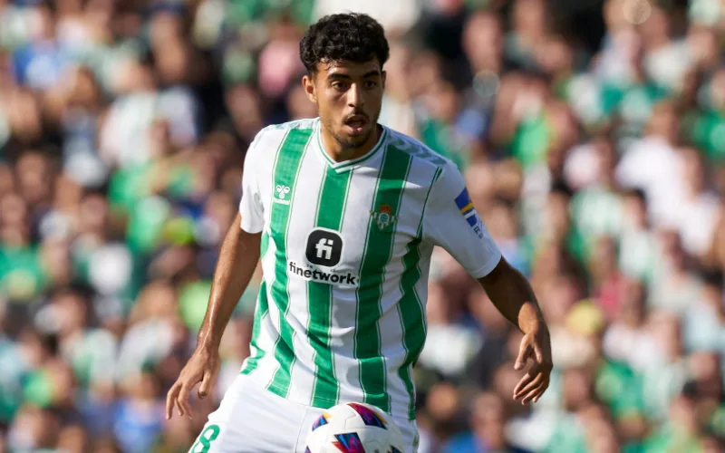 Crystal Palace busca fichar a Chadi Riad : El Betis negocia la venta del defensa marroquí