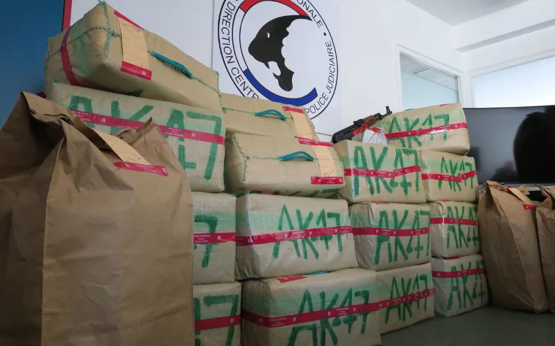 Desmantelan red de narcotráfico : 12 acusados ante tribunal parisino por distribución masiva de cannabis