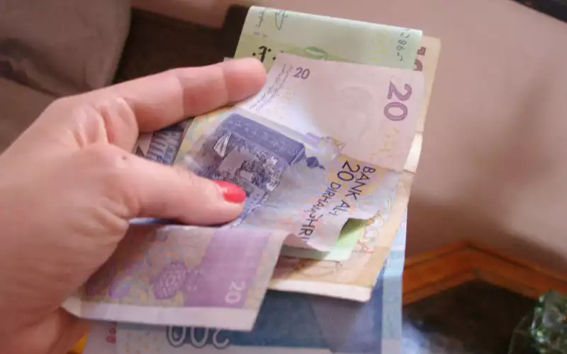 Dirham marroquí se debilita : Caída frente al euro y dólar impacta reservas de divisas