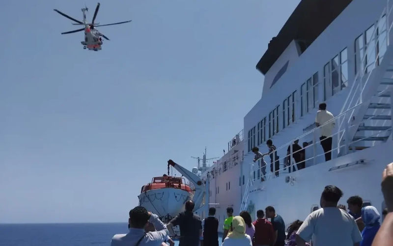 Dramático rescate aéreo : Marroquí sufre ataque cardíaco en ferry y es evacuado en helicóptero