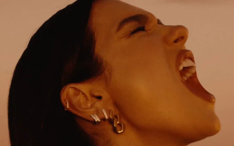 Dua Lipa conquista el desierto marroquí con la nueva fragancia de YSL Beauty