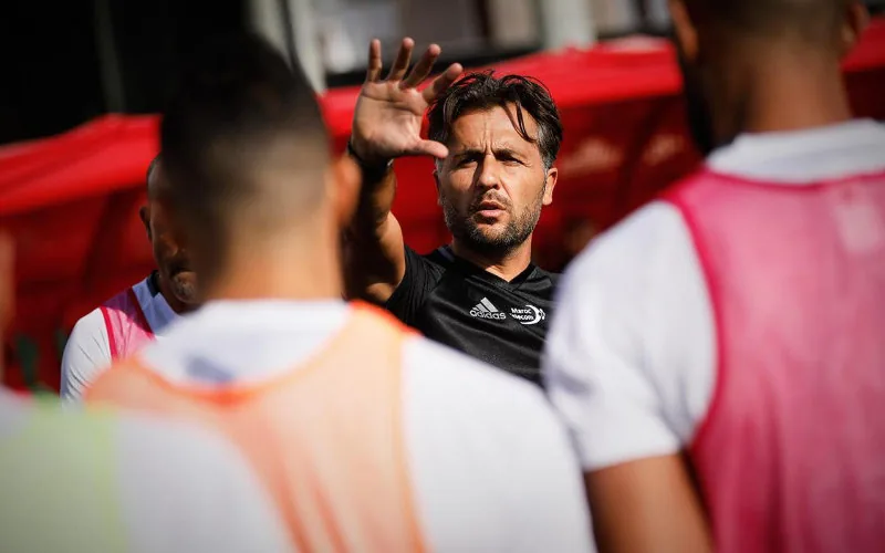 Entrenador del MC Alger, Patrice Beaumelle, abraza el Islam en ceremonia viral