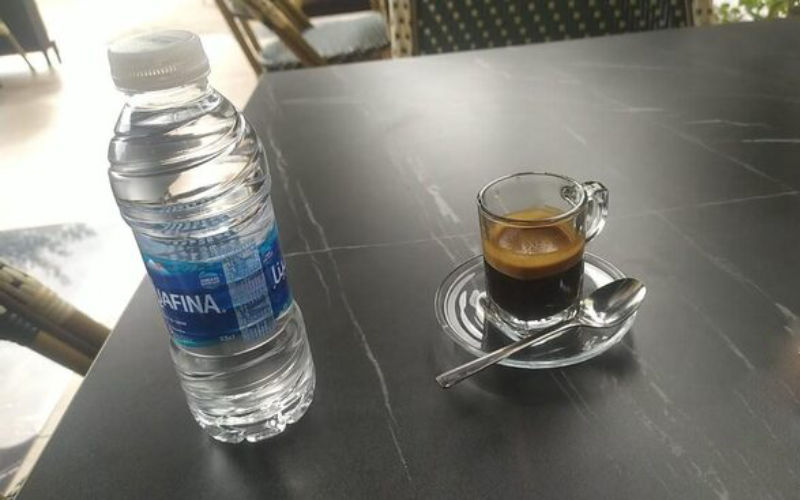 "Escándalo en Agadir : Camarero niega café y enfrenta demanda judicial"