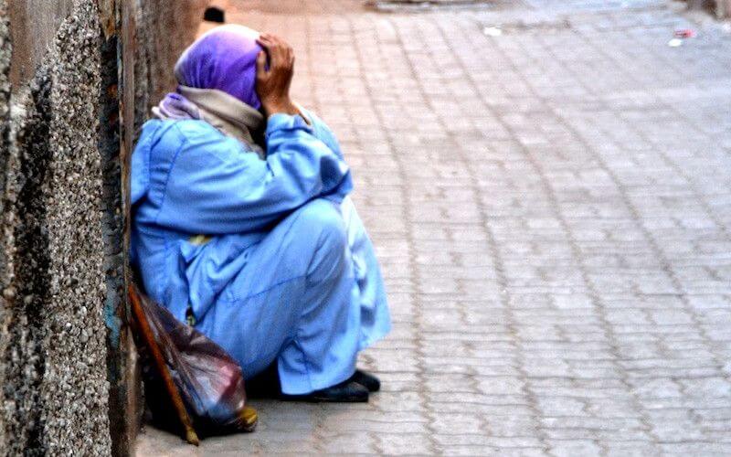 Escándalo en Agadir : Hombre disfrazado de mendiga engaña a fieles en mezquita