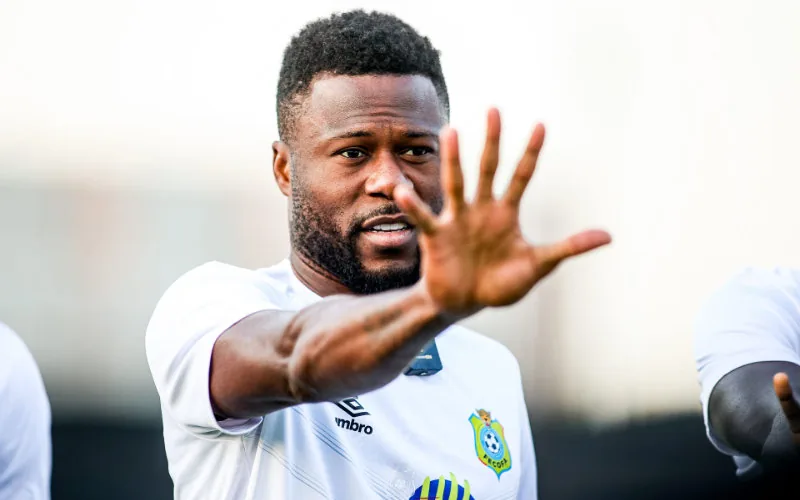 Escándalo en la CAN : Mbemba sufre ataques racistas tras altercado con Regragui