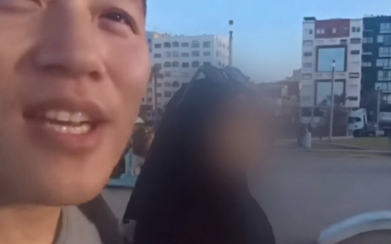 Escándalo en Casablanca : Adolescente marroquí coquetea con vlogger coreano y desata polémica sobre valores sociales