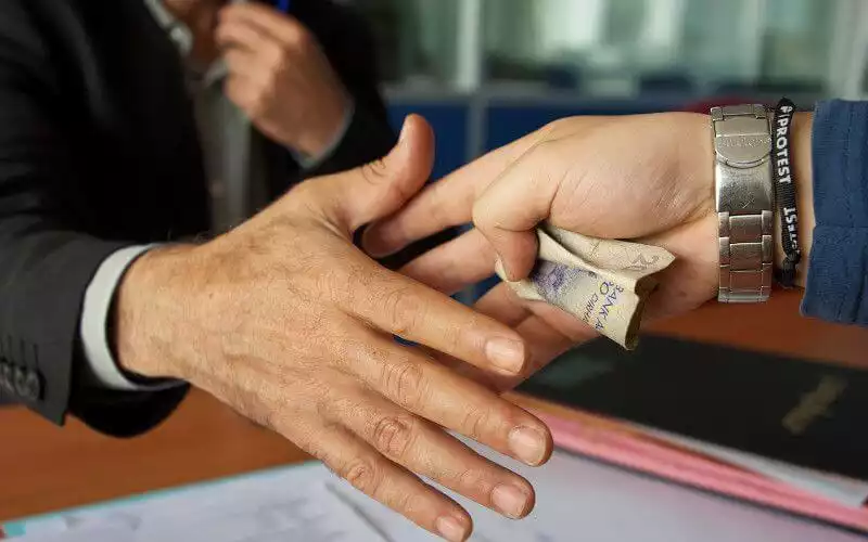 Escándalo en Casablanca : Concejal detenido por soborno de 200 dírhams y un pollo