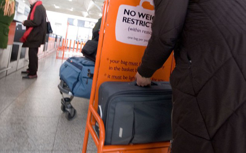Escándalo en EasyJet : Empleados reciben primas por detectar equipaje grande en aeropuertos británicos